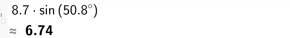 På linje 1 i CAS-vinduet i GeoGebra er det skrevet 8,7 multiplisert med sin parentes 50,8 gradsymbol parentes slutt. Svaret med tilnærming er 6,74. Illustrasjon.