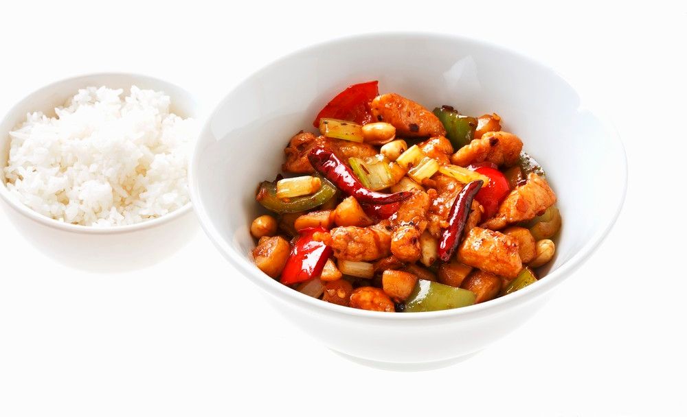 Ei skål med grønnsaker og kylling og ei mindre skål med ris. Foto.