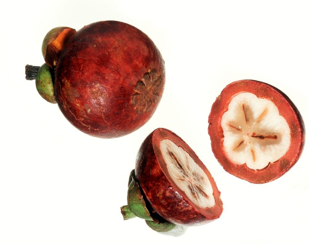 Ein hel og ein delt mangostan. Foto.