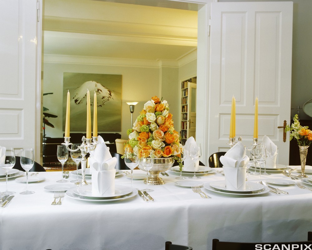 Festbord med roseoppsats. Foto.