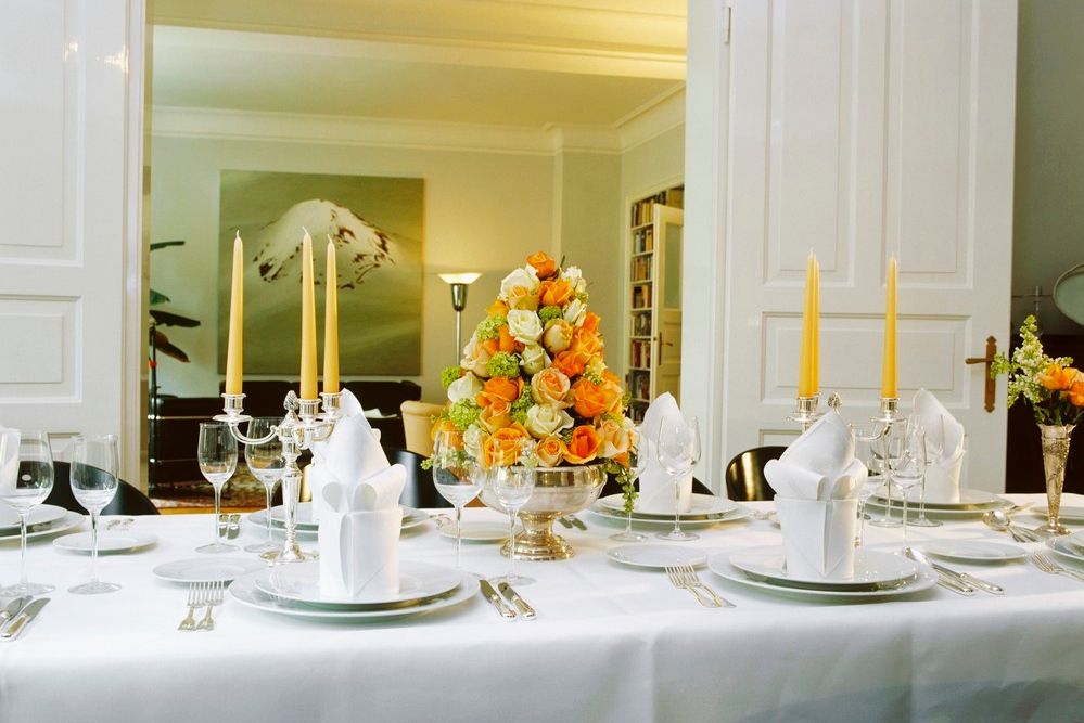 Festbord med roseoppsats. Foto.