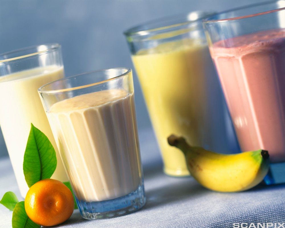 Glass med milkshake i forskjellige smaker og farger. Foto.