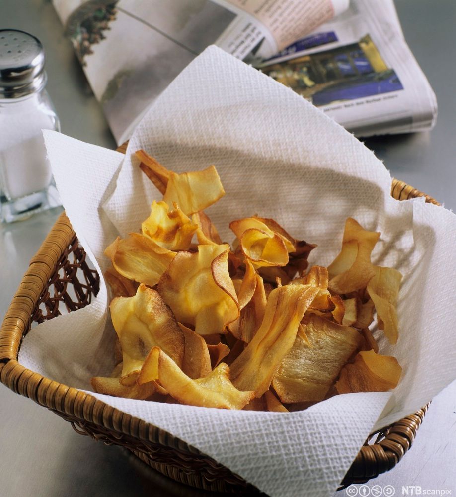 En kurv med sprøstekt pastinakkchips. Foto.