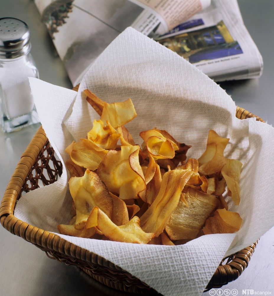 Ei korg med sprøsteikt pastinakkchips. Foto.