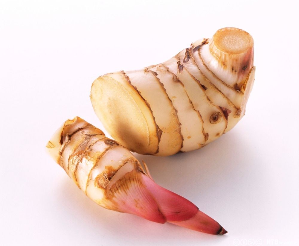 To bitar galangarot. Foto.