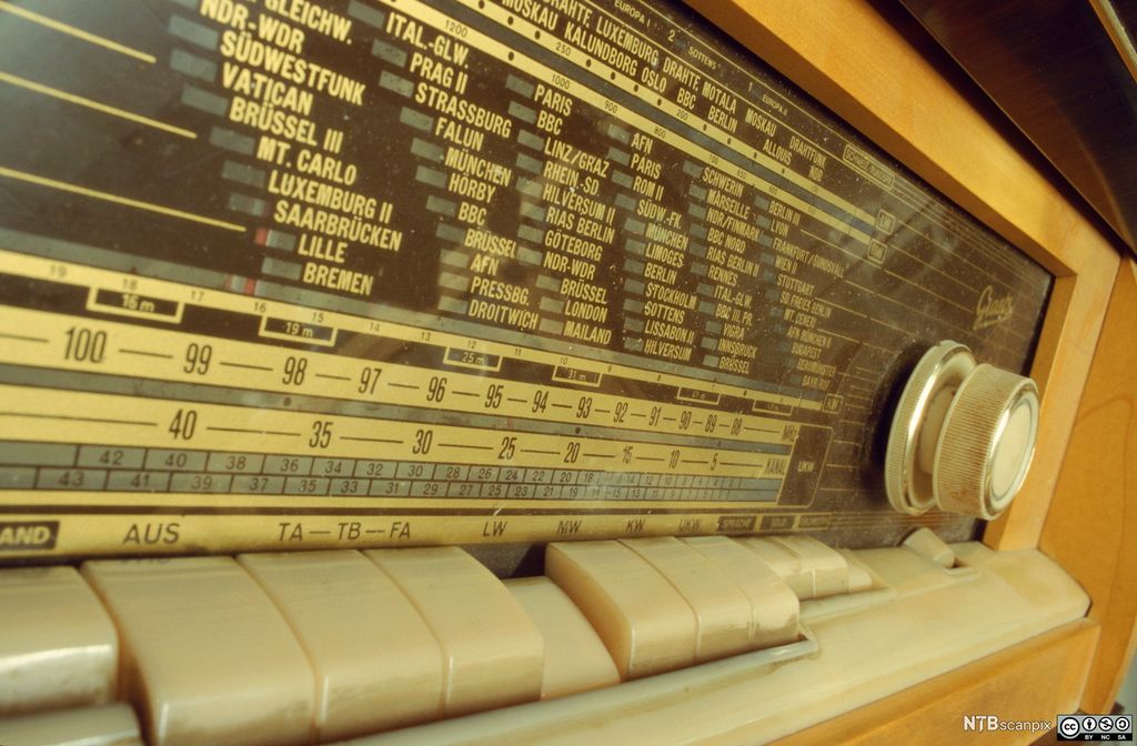 Frekvensskala på eldre radio. Foto.