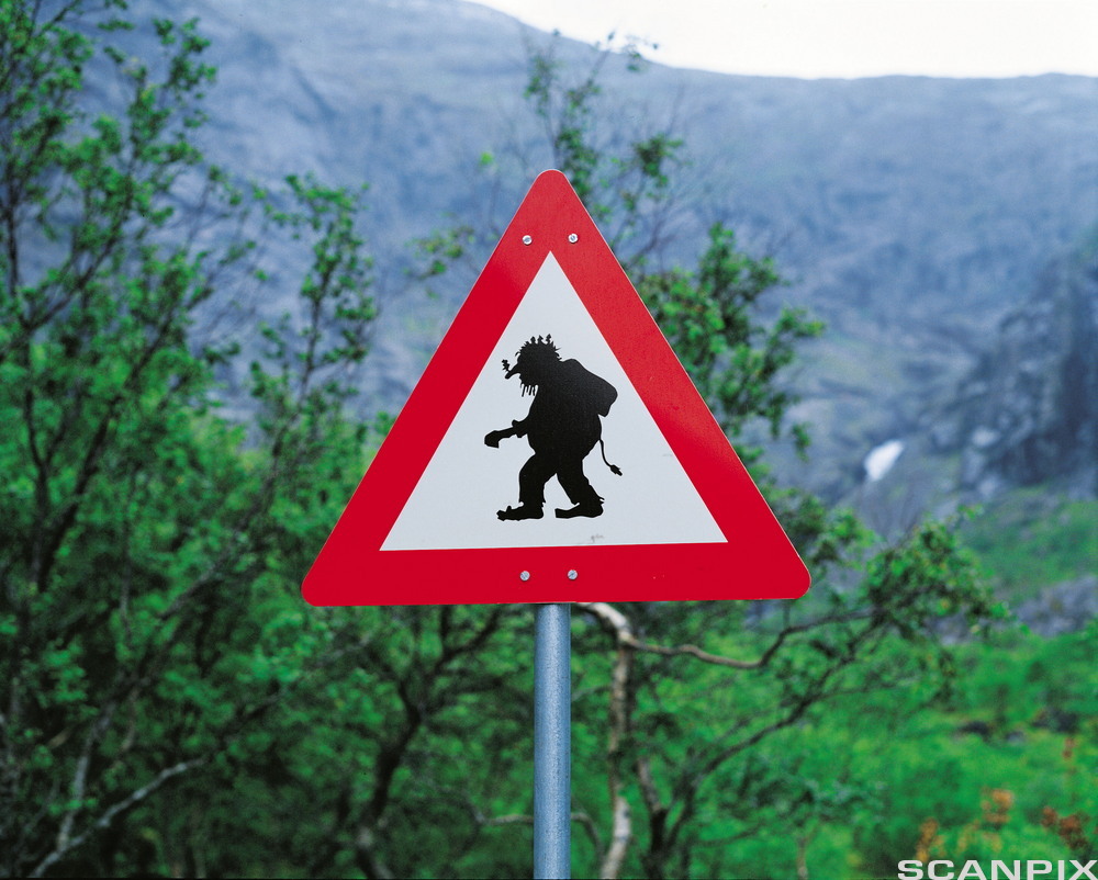 Fareskilt utformet som en rød trekant med en silhuett av et troll. Foto.
