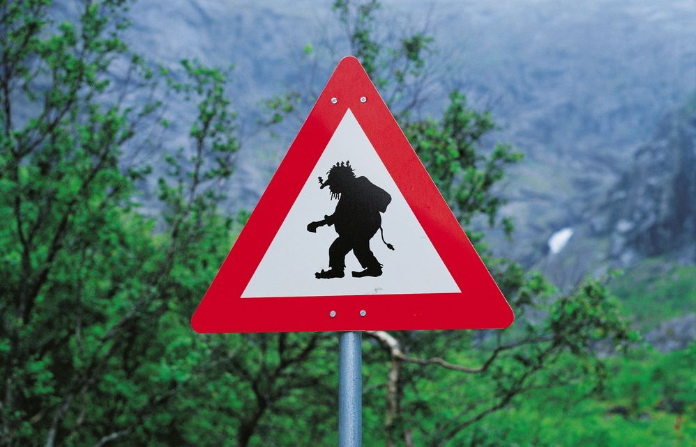 Fareskilt utformet som en rød trekant med en silhuett av et troll. Foto.