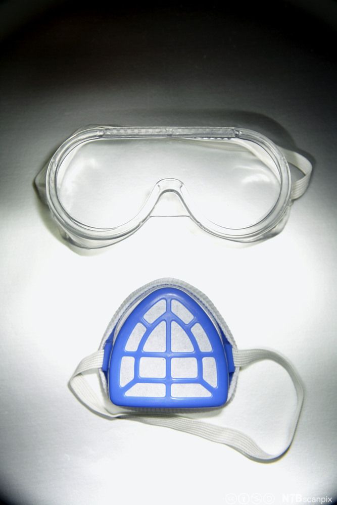 Vernebriller og åndedrettsmaske. Foto.