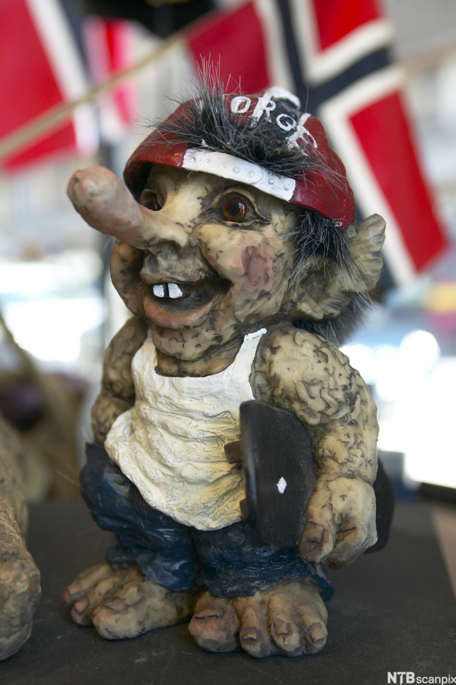 Troll-figur med kaps det står Norge på. Foto.
