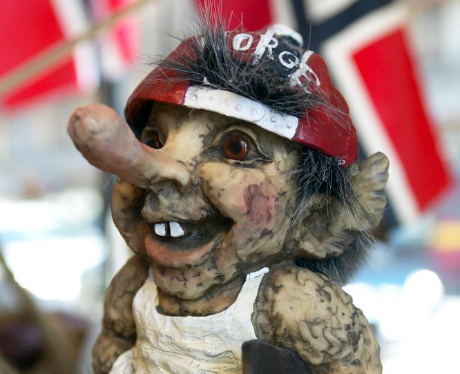 Troll-figur med kaps det står Norge på. Foto.