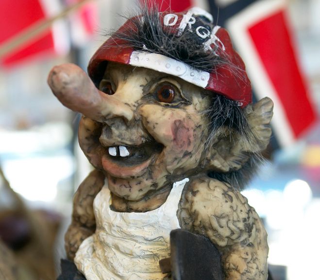 Troll-figur med kaps det står