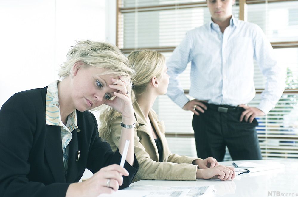 Ei oppgitt kvinne på ein arbeidsplass. Foto.