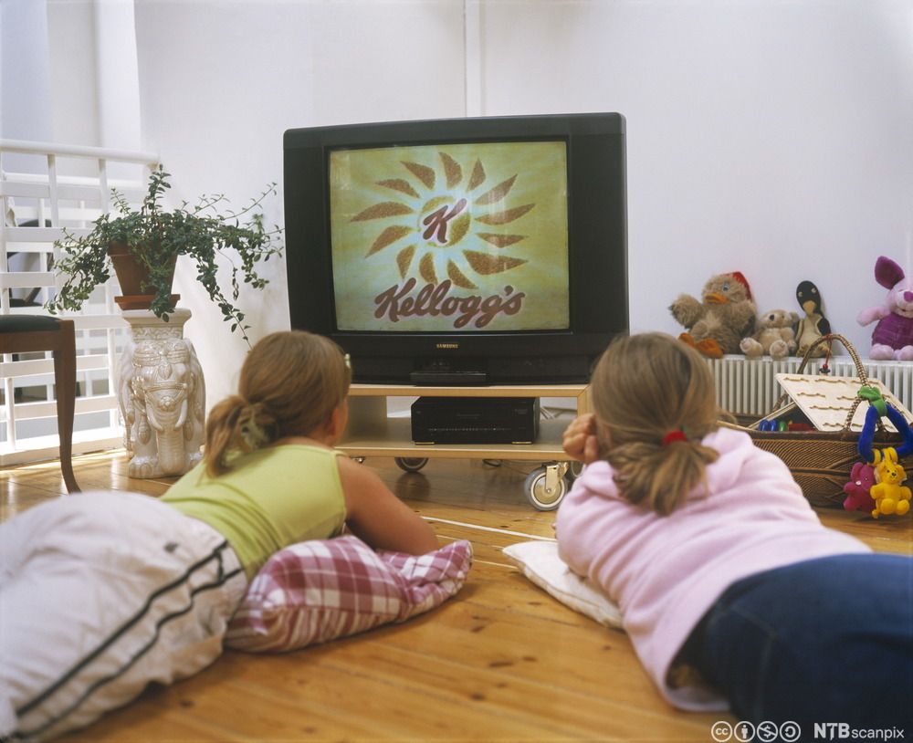 To jenter ser på TV. Foto.