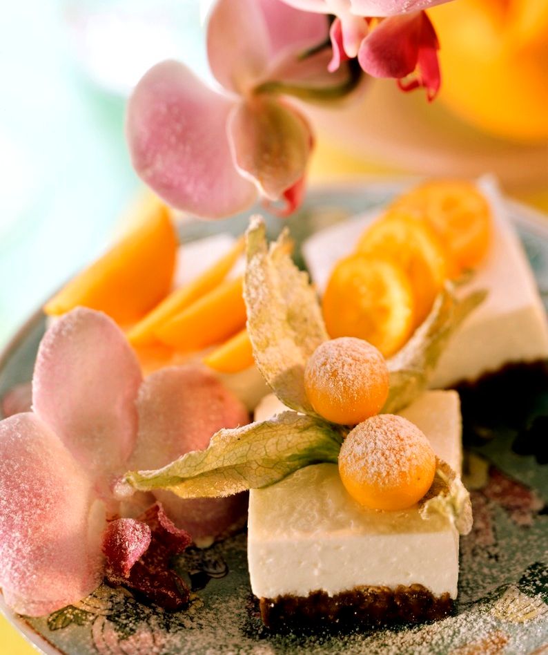 Et stykke kake pyntet med physalis. Foto.