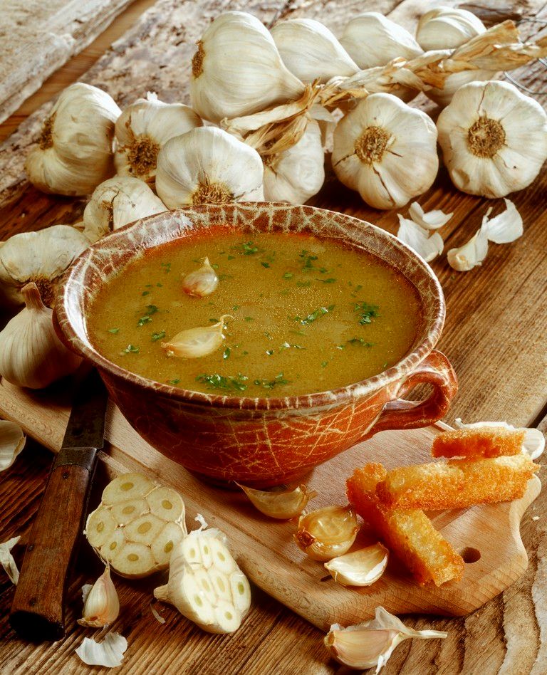 Hvitløkssuppe med ristet brød. Foto.
