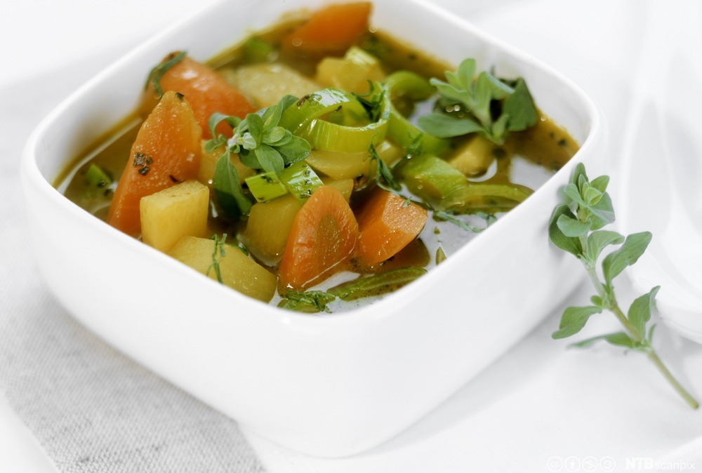 Vintersuppe med gulrøtter og pastinakk i en serveringsskål. Foto.