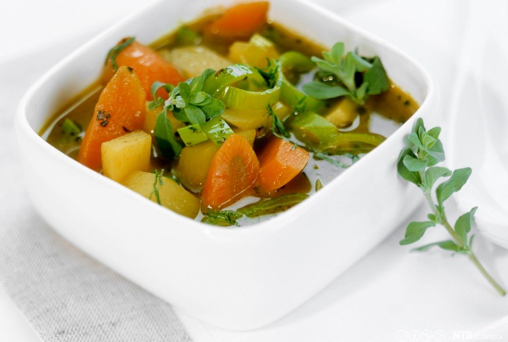 Firkantet skål med grønnsaksuppe. Foto. 