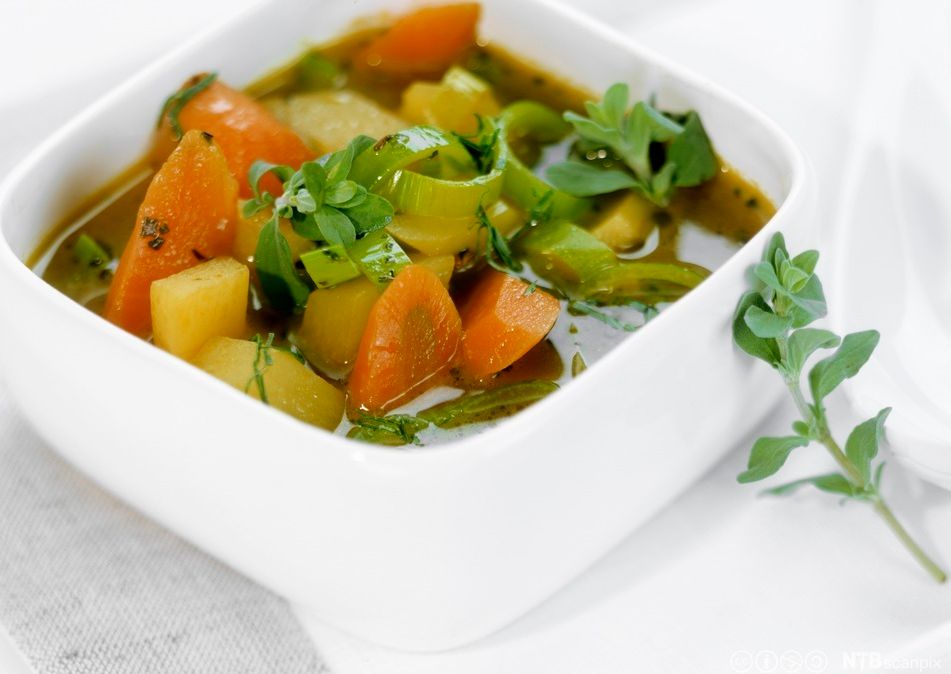 Vintersuppe med gulrøter og pastinakk i ei serveringsskål. Foto.