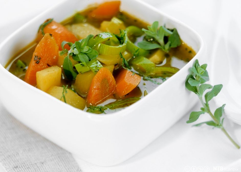 Vintersuppe med gulrøtter og pastinakk i en serveringsskål. Foto.