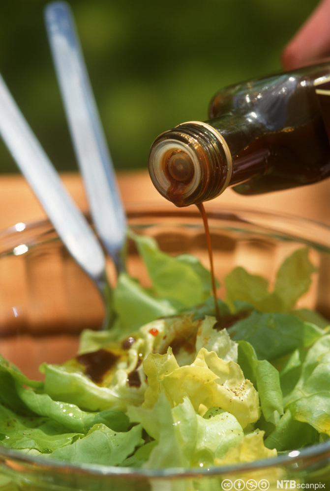 Eddik blir helt over ein salat. Foto.