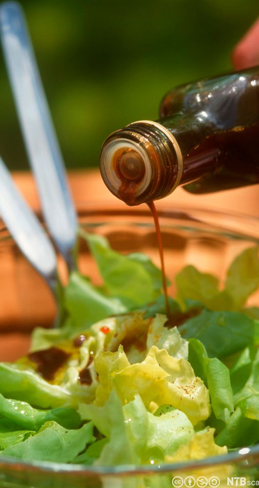 Eddik blir helt over ein salat. Foto.