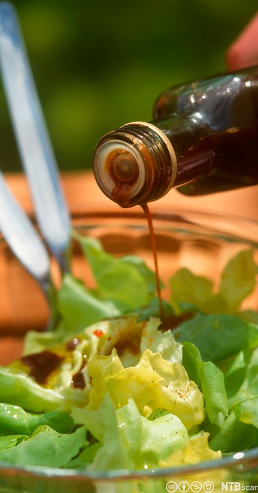 Eddik helles over en salat. Foto.