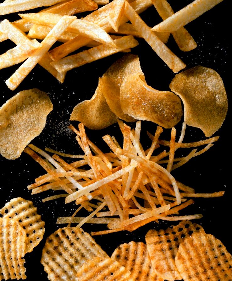 Bilete av pommes frites, potetchips og potetsticks. Foto.