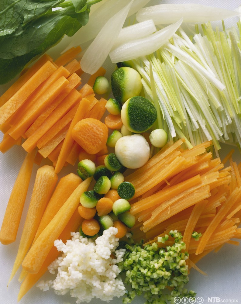 Ulike typer grønnsaker oppdelt på forskjellige måter. Foto.