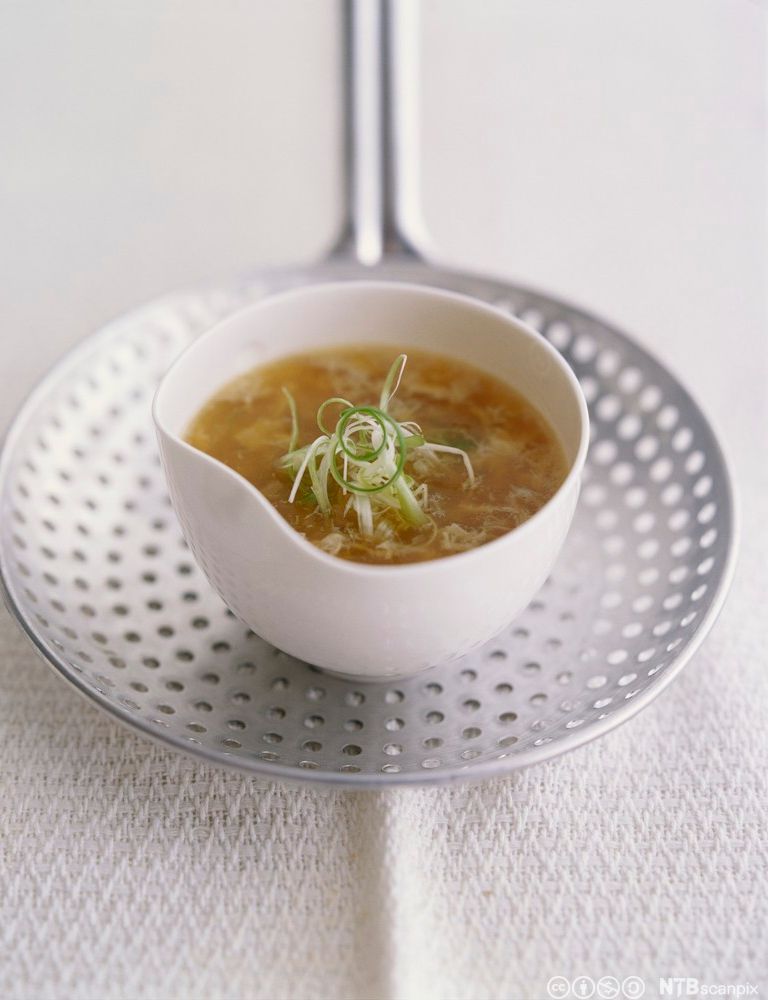 Suppe med vårløk i en hvit skål. Foto.