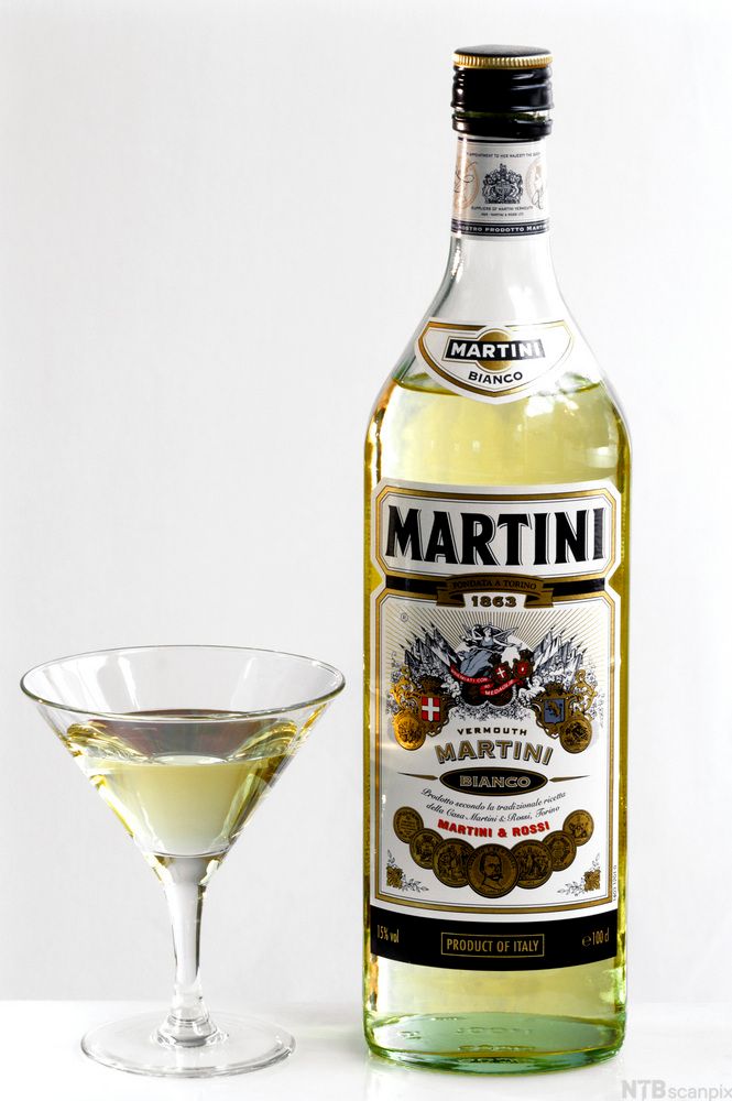 Flaske og stettglass med Martini bianco. Foto.