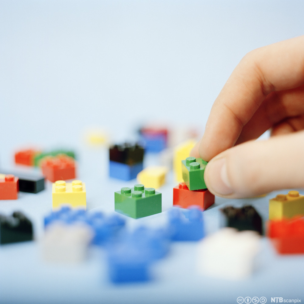 Legoklosser i ulike farger. Foto.
