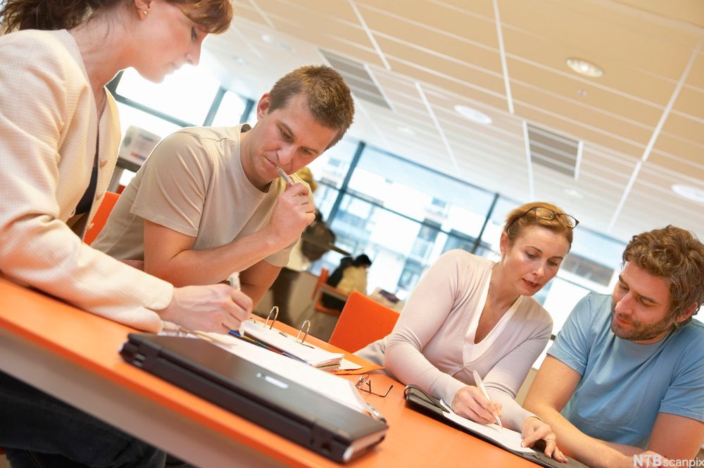 Møte med fire personer. Foto.