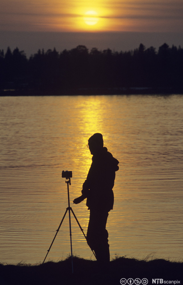Silhuett av fotograf ved solnedgang. Foto.