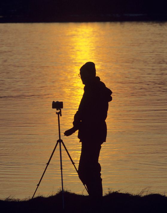 Silhuett av fotograf ved solnedgang. Foto.