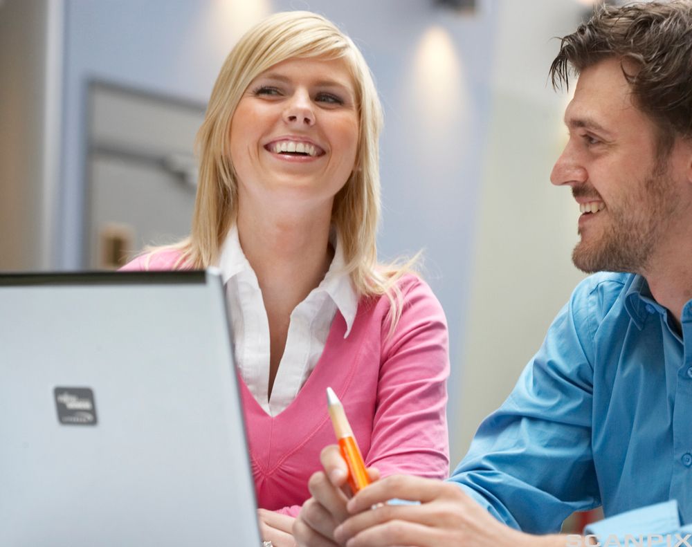 To personer arbeider sammen. Foto.