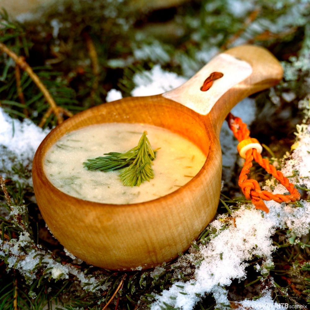 En trekopp med granskuddsuppe. Foto.