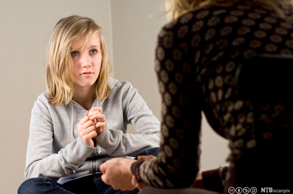 Jente som får veiledning. Foto.