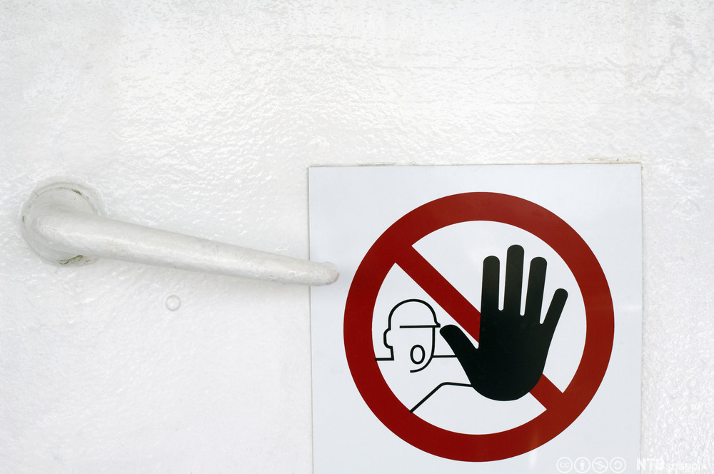 Klistremerke på dør med adgang forbudt. Foto.