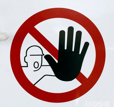 Klistremerke på dør med adgang forbudt. Foto.