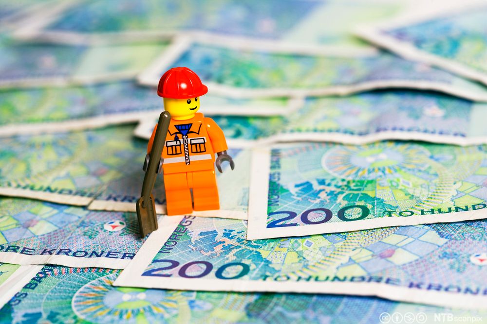 Bilde av en legofigur og tohundrelapper.