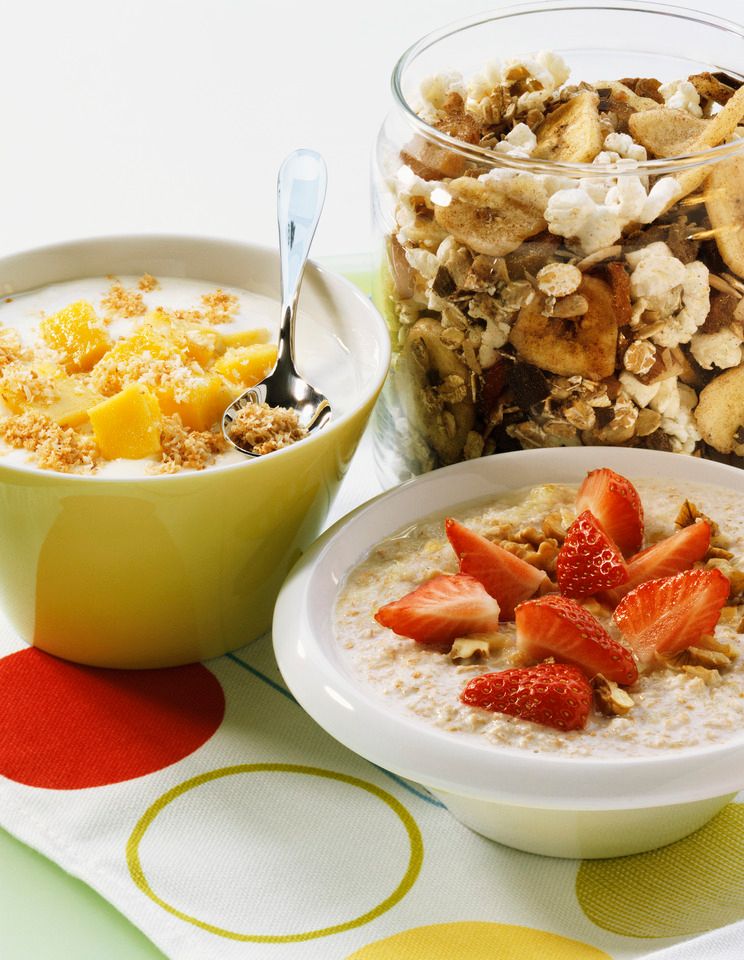 Næringsrik frokost med kornblanding, frukt og bær i skåler. Foto.