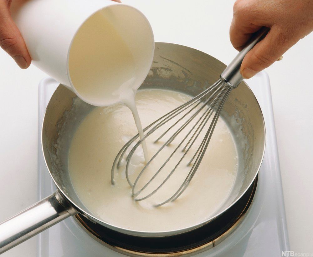 Hvit saus lages i en kjele. Foto.