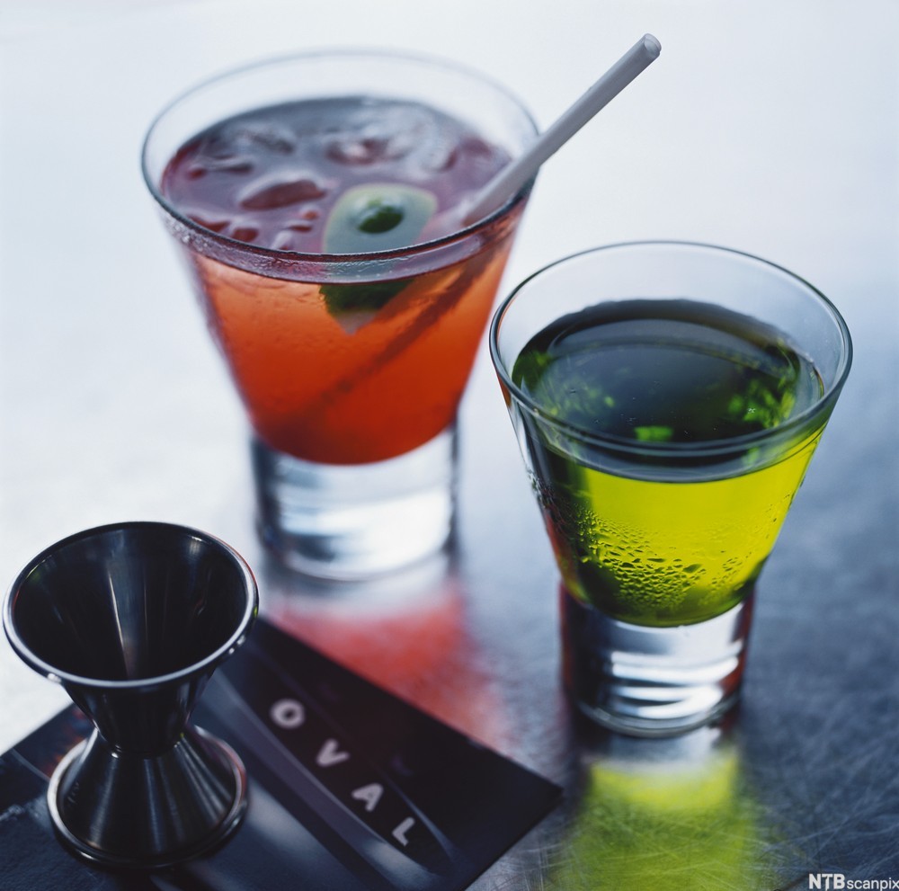 To ulike cocktails i raudt og grønt. Foto