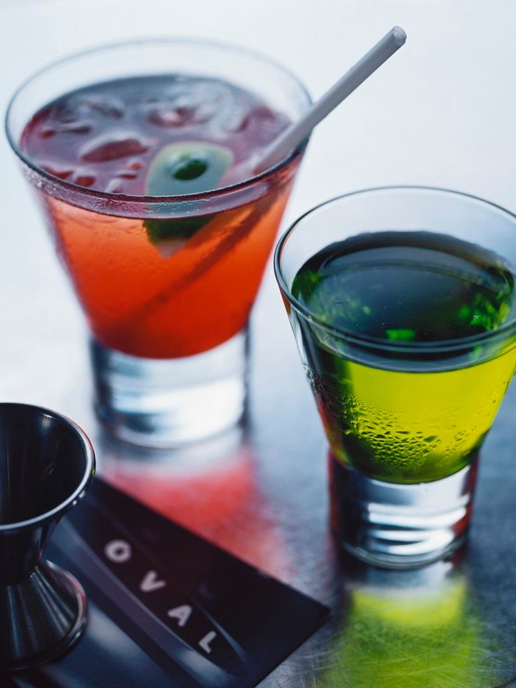 To ulike cocktails i raudt og grønt. Foto