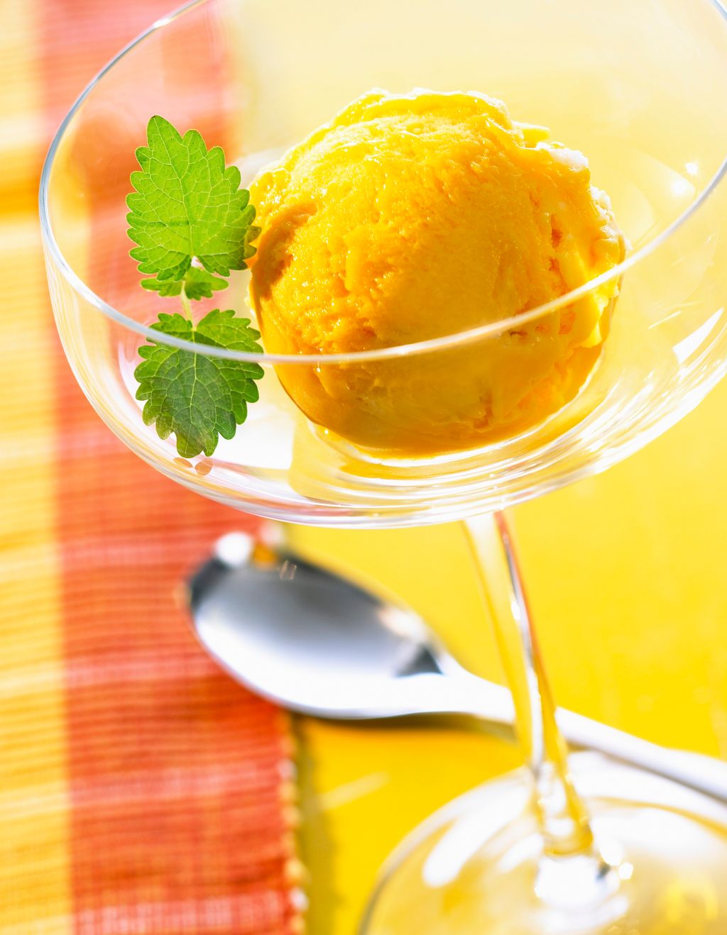 Et glass med sorbet. Foto.