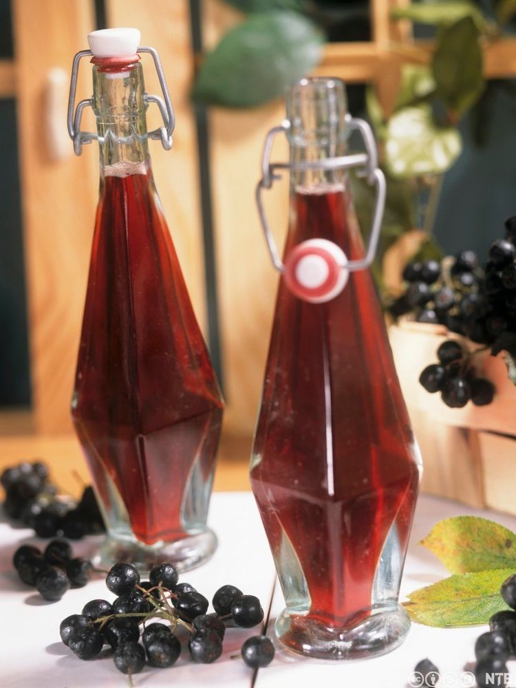 To glassflasker med rød jus. Foto.