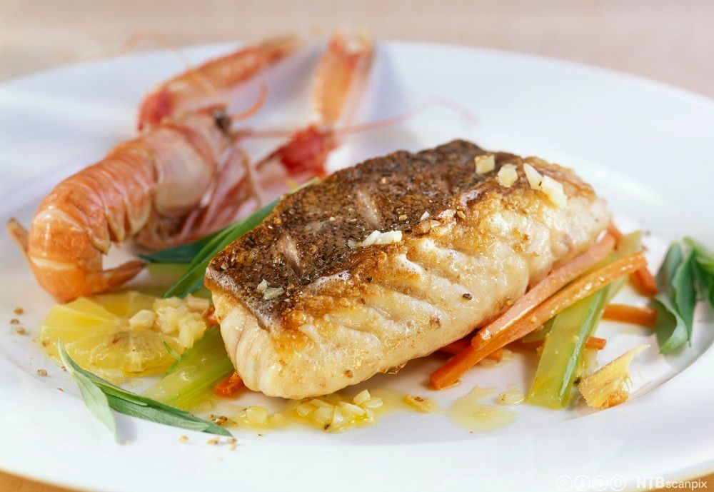 Middagsrett med steinbitfilét. Foto.