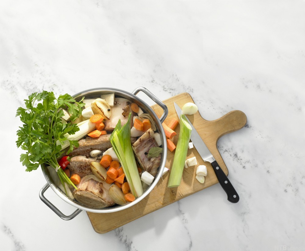 Ingredienser til oksekraft i en kjele. Foto.