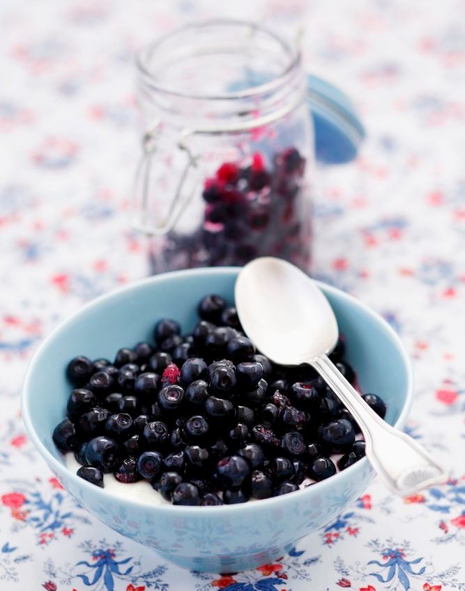 Nyplukka blåbær med mjølk. Foto.